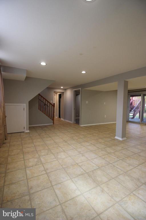 Building Photo - 102 Yeonas Dr SE