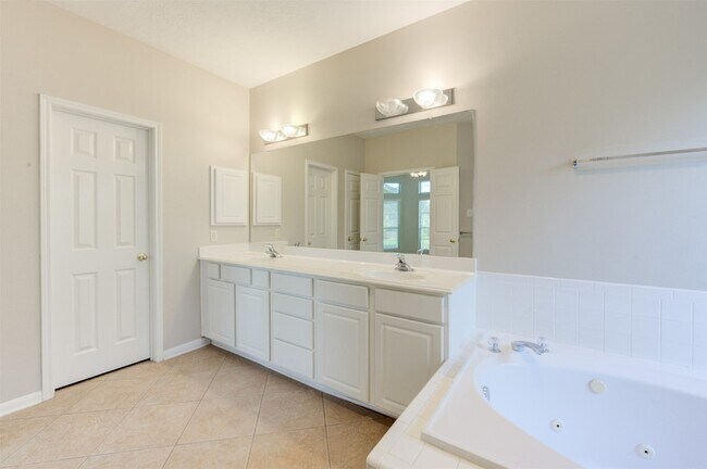 Building Photo - 9026 Robinhoods Well Dr