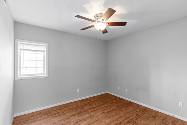 Building Photo - 3BR/2BA ON EAST CAMPUS!