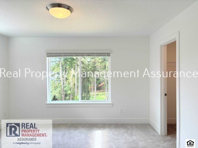 Building Photo - 3023 SW Sherman Pl