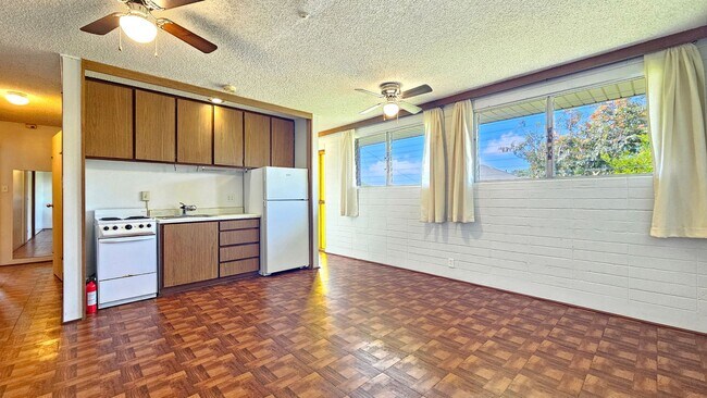 Building Photo - 3 bed/1 bath/2 parking downstairs apartment in Manoa Home