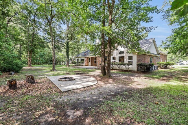 Building Photo - AVAILABLE LATE JULY 2025 (PET FRIENDLY)