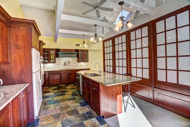 Building Photo - 89 Pine St