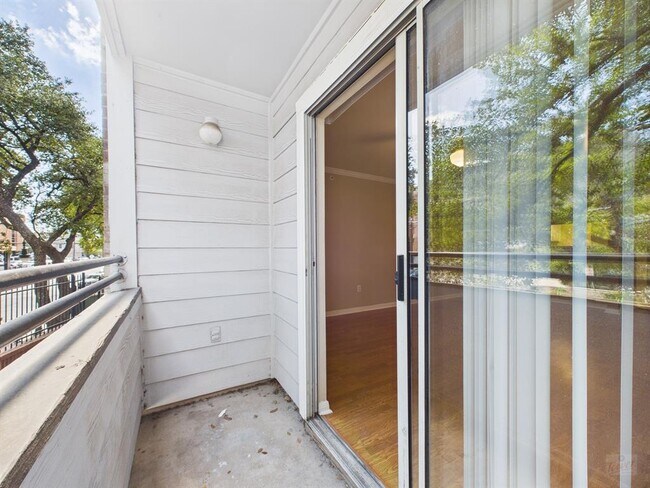 Building Photo - 501 W 26th St