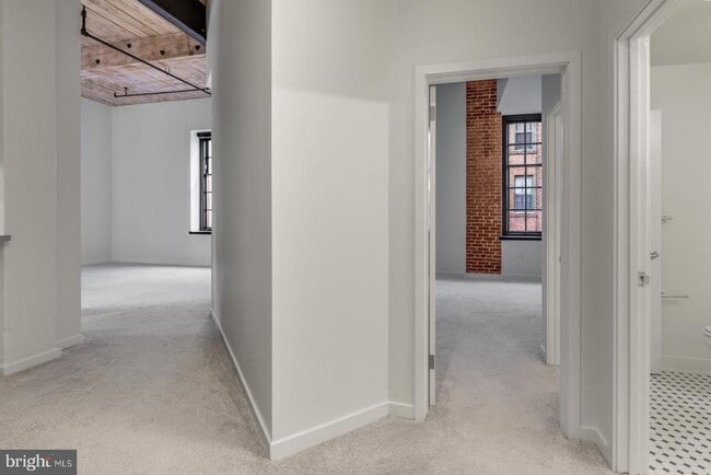 Building Photo - 303 Vine St