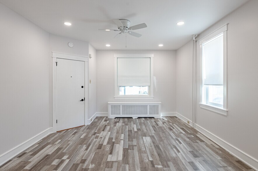 Building Photo - 910 E Bellevue Ave