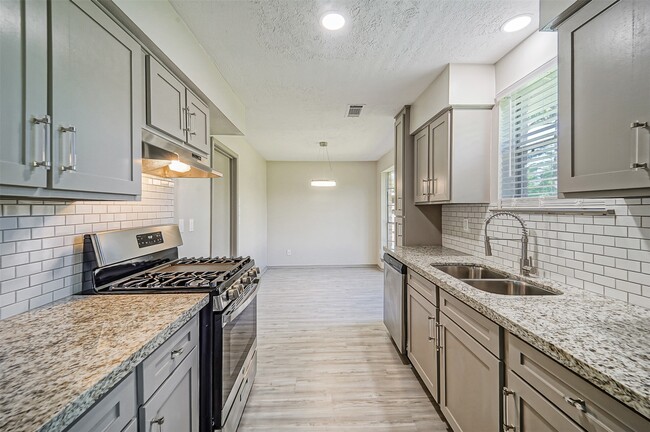 Building Photo - 407 Stratmore Dr