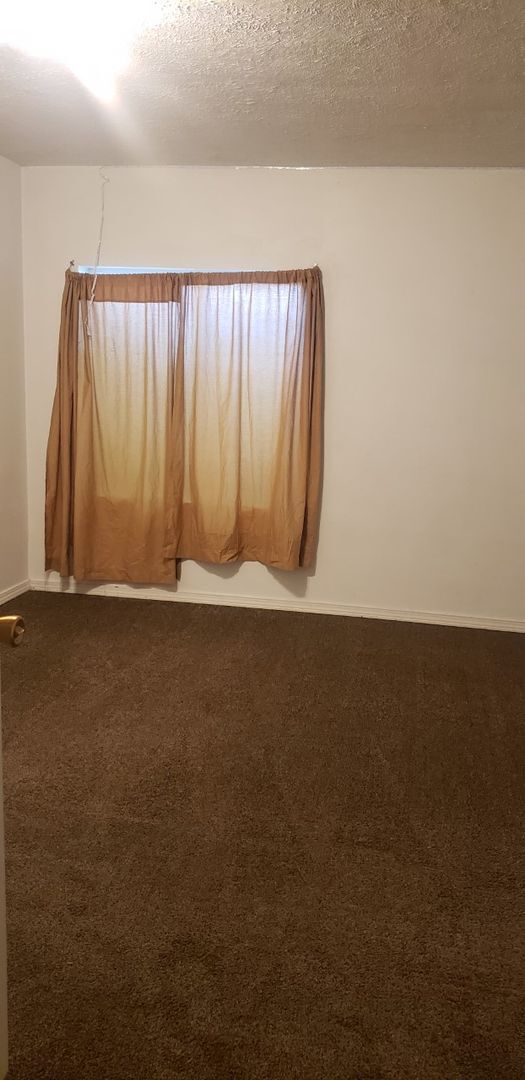 Building Photo - 2 bedroom 1 bath lower unit-Cheney Available for a September 10th Move In!!