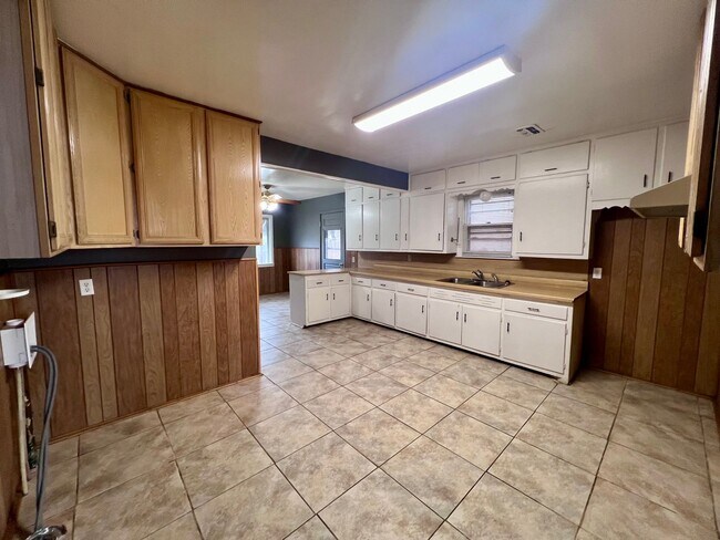Building Photo - 3 Bedroom in Slaton