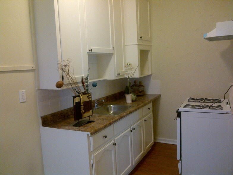 Building Photo - 730 S Catalina St