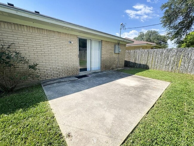 Building Photo - 702 Monterrey Dr