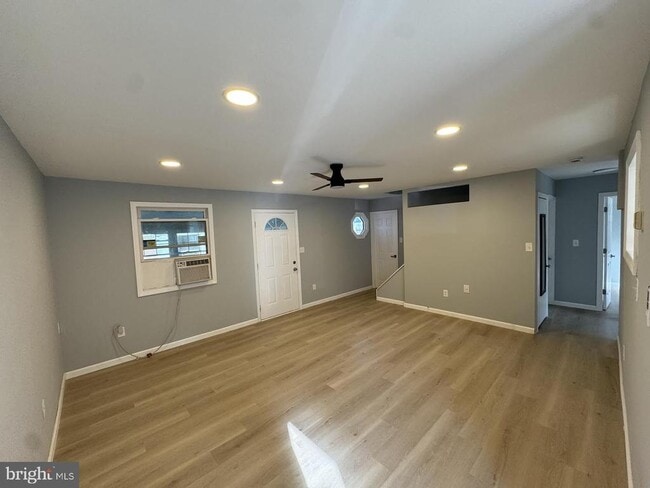 Building Photo - 74 Plumtree Ln