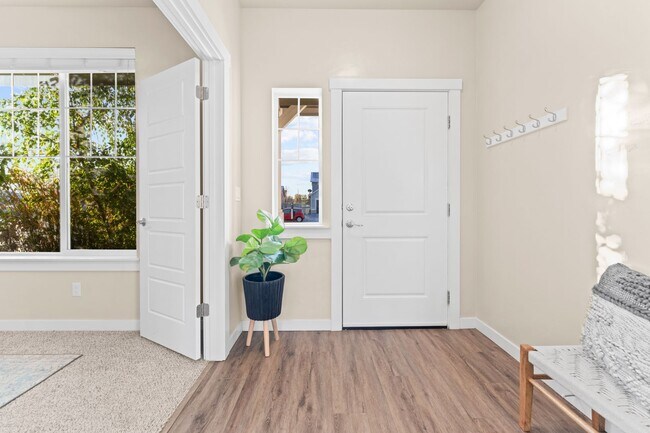Building Photo - 5 Bedroom 2.5 Bath FOUR CAR GARAGE Eagle, ...