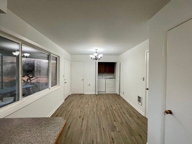 Building Photo - Classic 3 Bedroom 1.5 Bathroom Ranch House in Beaverton!! Great Yard! Cedar Hills~Cedar Mill Nort...