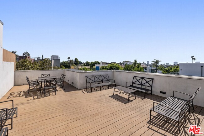 Building Photo - 855 Croft Ave