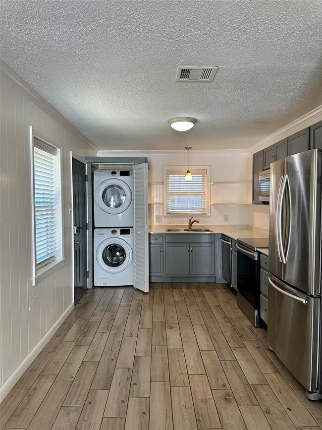 Building Photo - 813 Waverly St