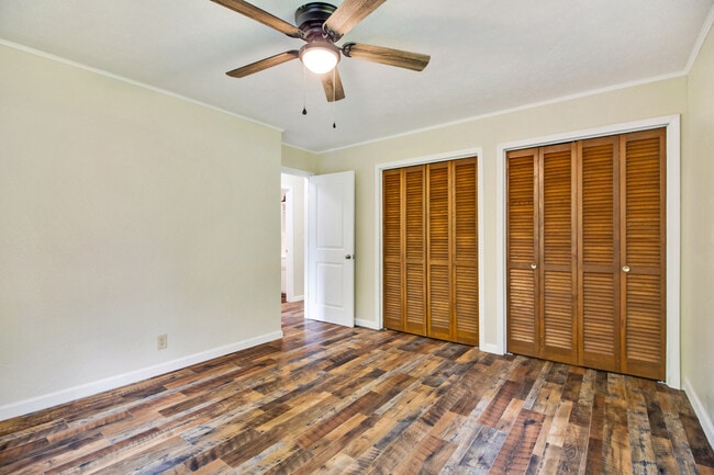 Building Photo - 169 Lakeshire Dr