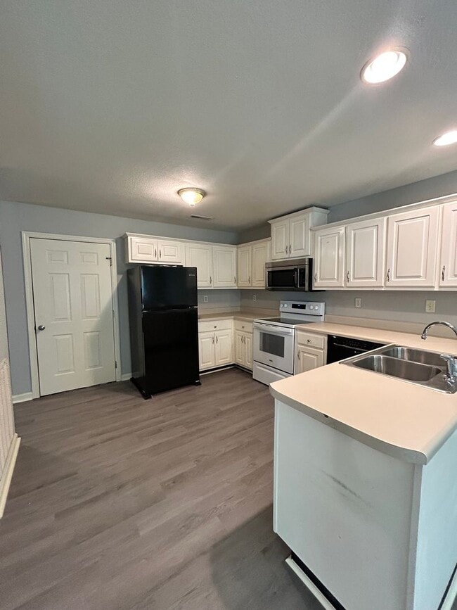 Building Photo - Charming 2 Bed, 1 Bath, 1 Car Garage, Covered Patio in Private Neighborhood!