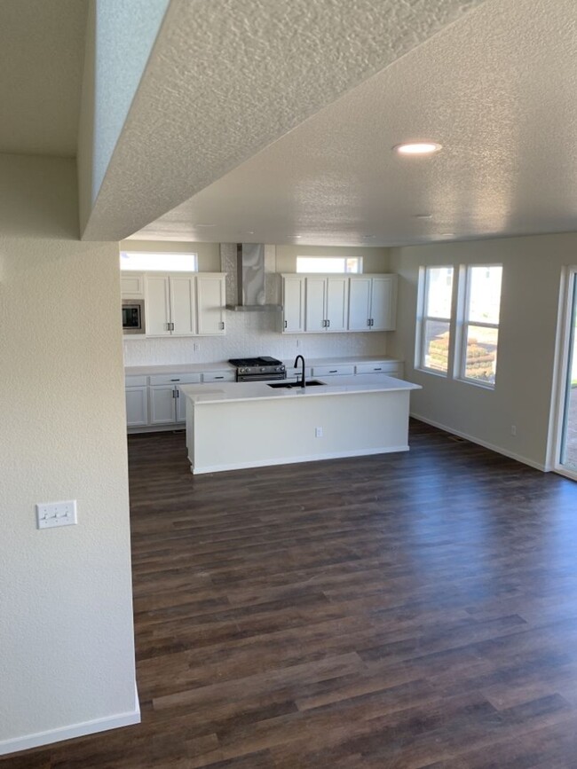 Building Photo - Exquisite 3 Bed 2.5 Bath Single Family Hom...