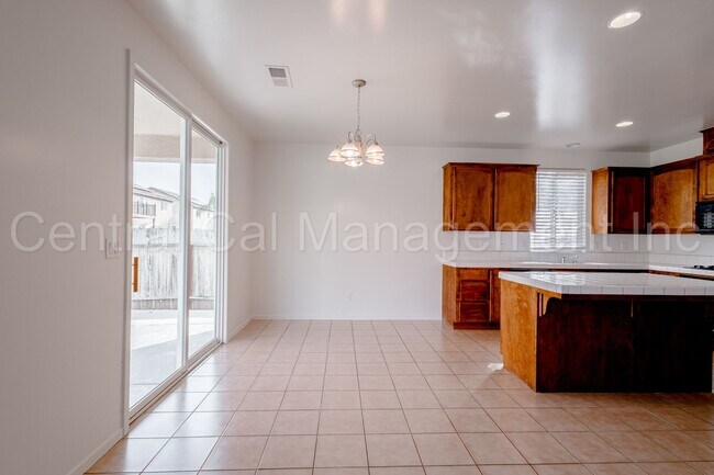 Building Photo - 3 Bedroom/2 Bath home located in the Desired Northwest - $2395 per Month!