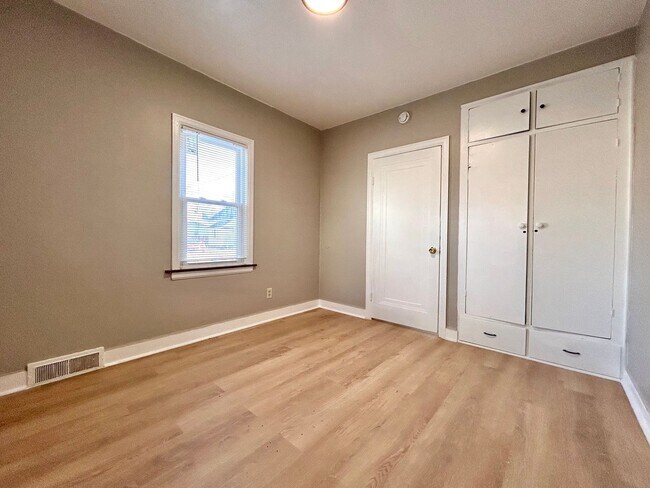 Building Photo - 297 W Larch Ave