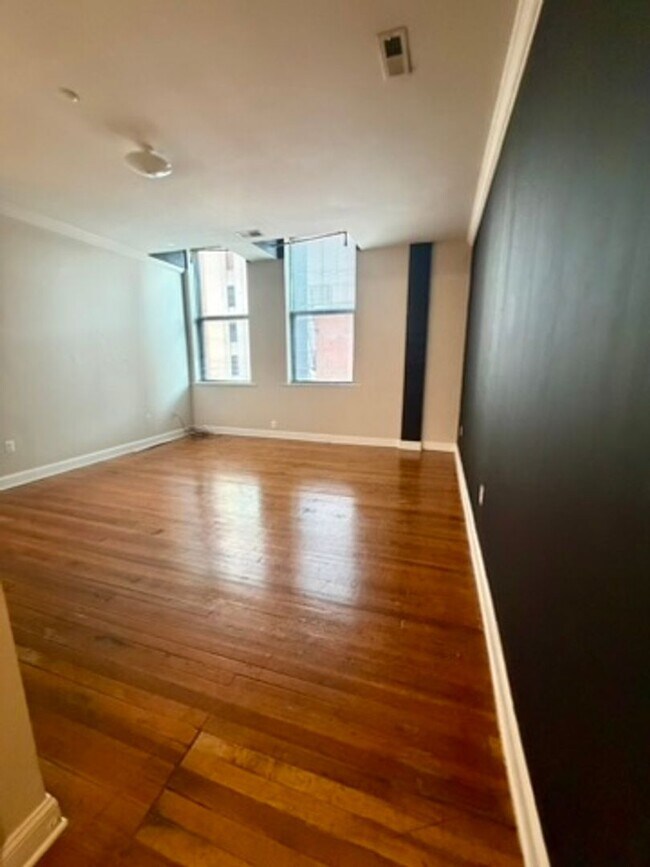 Building Photo - 341 N Charles St