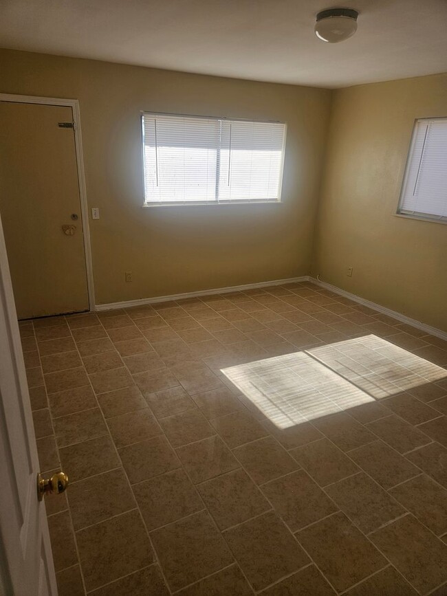 Building Photo - 3 BEDROOM, 2 BATHROOM HOME IN VICTORVILLE....