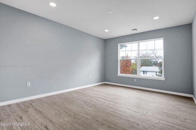 Building Photo - 100 Pine St