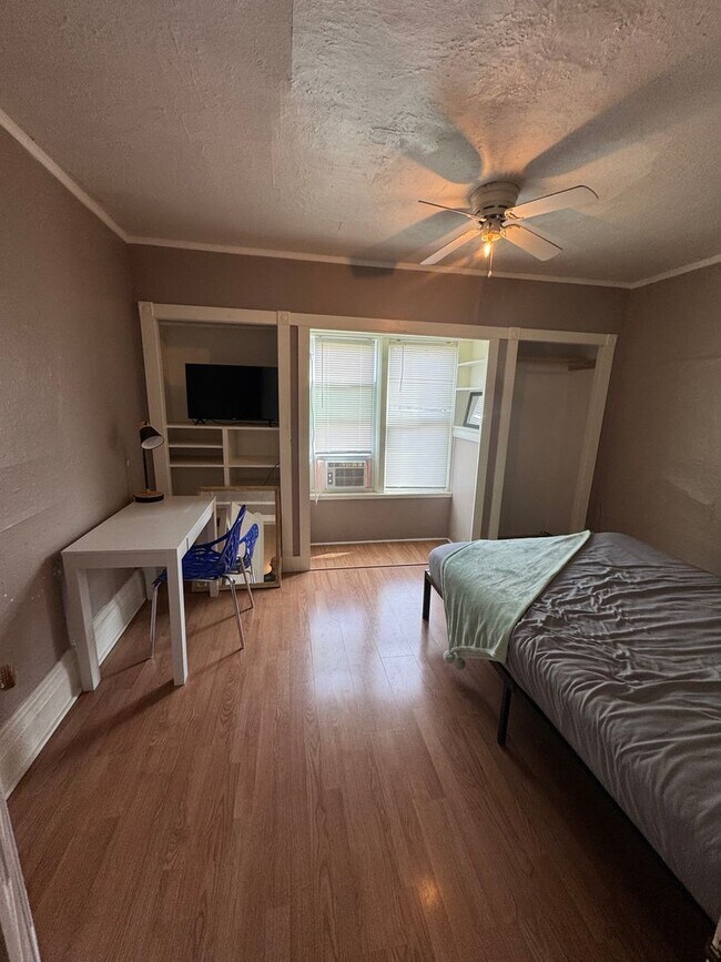 Building Photo - Furnished University area large 4 bedroom ...