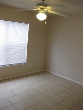 Building Photo - Spacious 1B/1B Unfurnished Condo near Beach in the Heart of Destin!