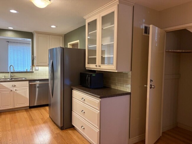 Building Photo - Beautiful Home