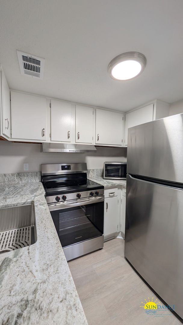 Building Photo - Expansive waterfront covered patio off this fully renovated Fort Walton Condo!