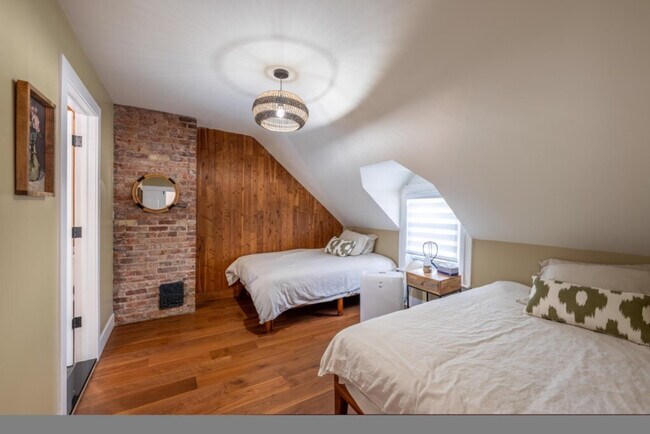 Building Photo - 139 W 4th Ave