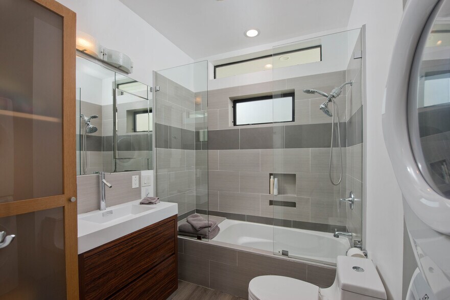 Bath 2 - 809 Warren Ave