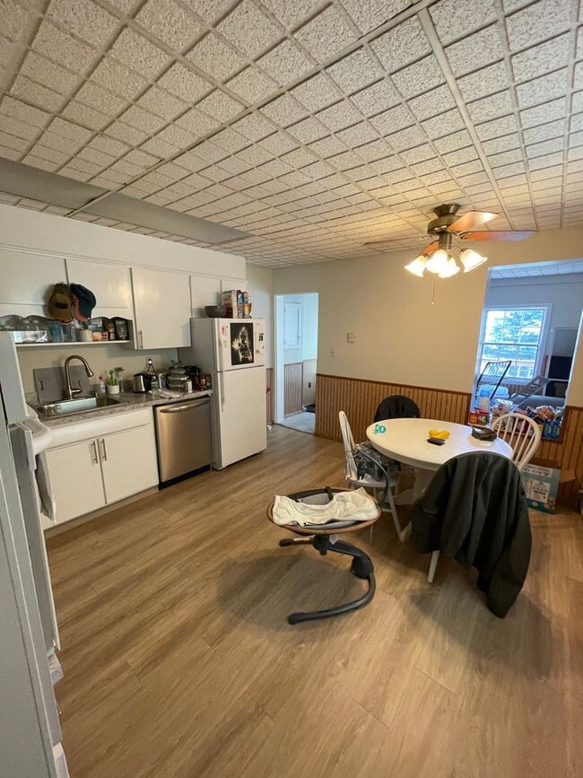 Building Photo - 642 N New St