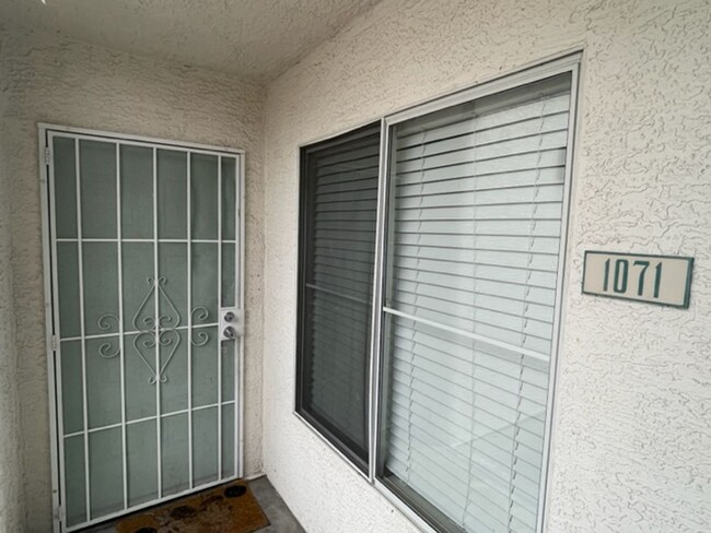 Building Photo - GREAT 2 BEDROOM 2 BATH LOCATED NEAR SUMMERLIN