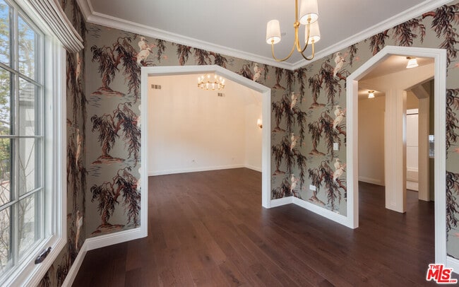 Building Photo - 2607 Beachwood Dr