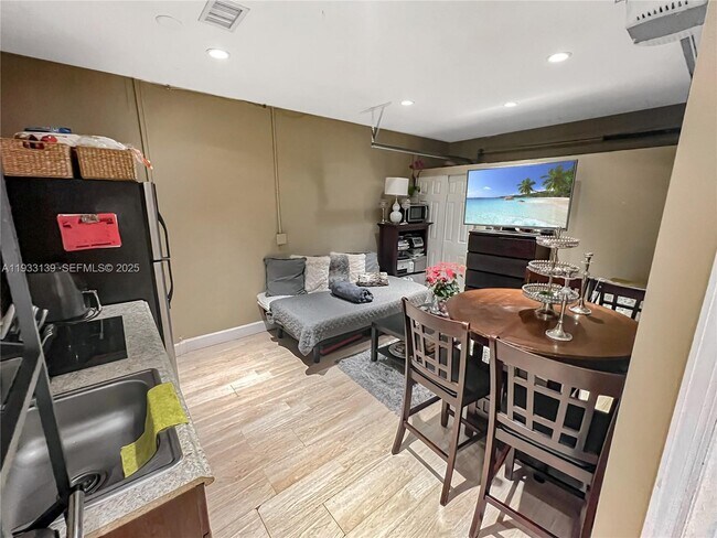 Building Photo - 10110 SW 166th Ct