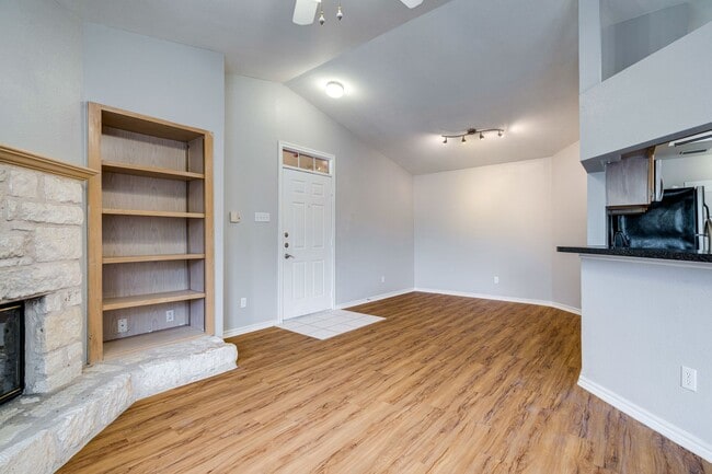 Building Photo - 1 Bedroom, 1 Bath Available Now!