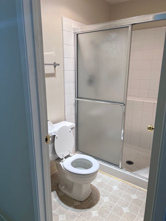 Building Photo - Large 3BR/2BA Townhouse, 2 Car Garage, Was...