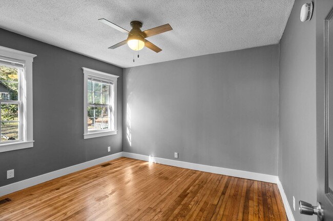 Building Photo - 1 Bedroom 1 Bath Duplex in the Heart of Auburn