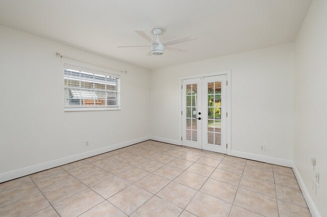Building Photo - Charming single-family home nestled in des...