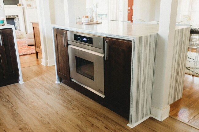 Building Photo - Cal Peggy 501 676 1758