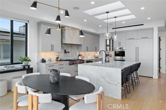 Building Photo - 807 N Paulina Ave