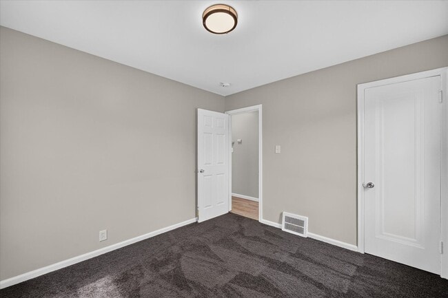 Building Photo - Charming 3-Bedroom Bungalow for Rent in Lincoln Park