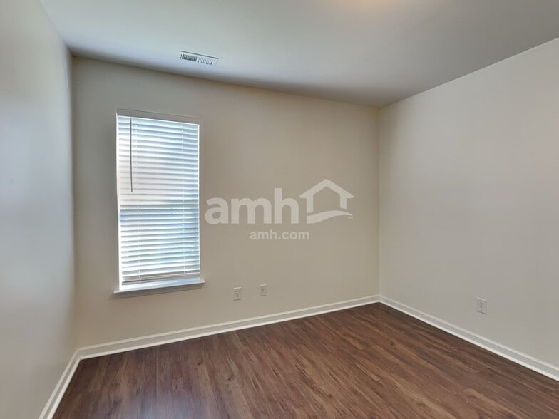 Building Photo - 706 Walnut Crossing Dr