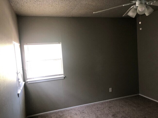 Building Photo - 109 N Uvalde Ave