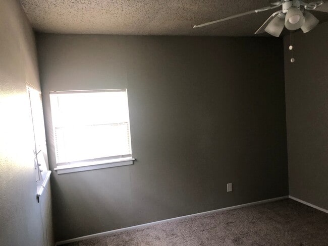 Building Photo - Available November - Cute 3 bed/1 bath!