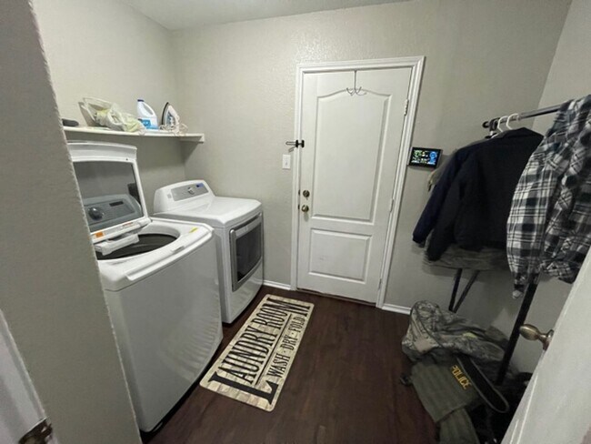 Building Photo - Lovely well maintained 3 bedroom 2 bath
