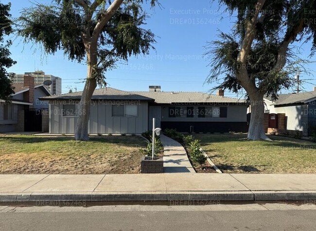 Primary Photo - 3 bedroom/ 2 bathroom home located near th...